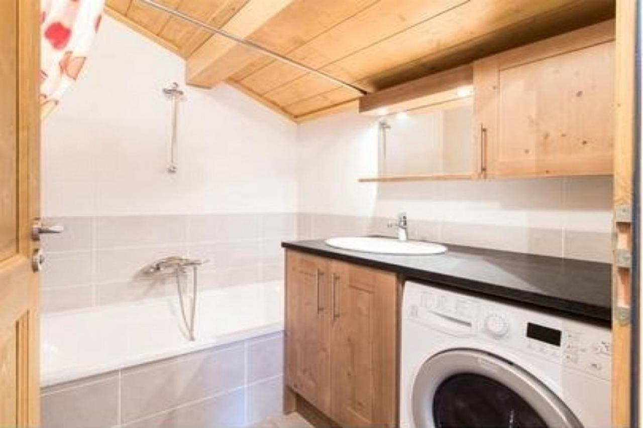 Apartment Modern 3 Bed Penthouse Apartment, Balcony & Garage, Close To Village & Bus *